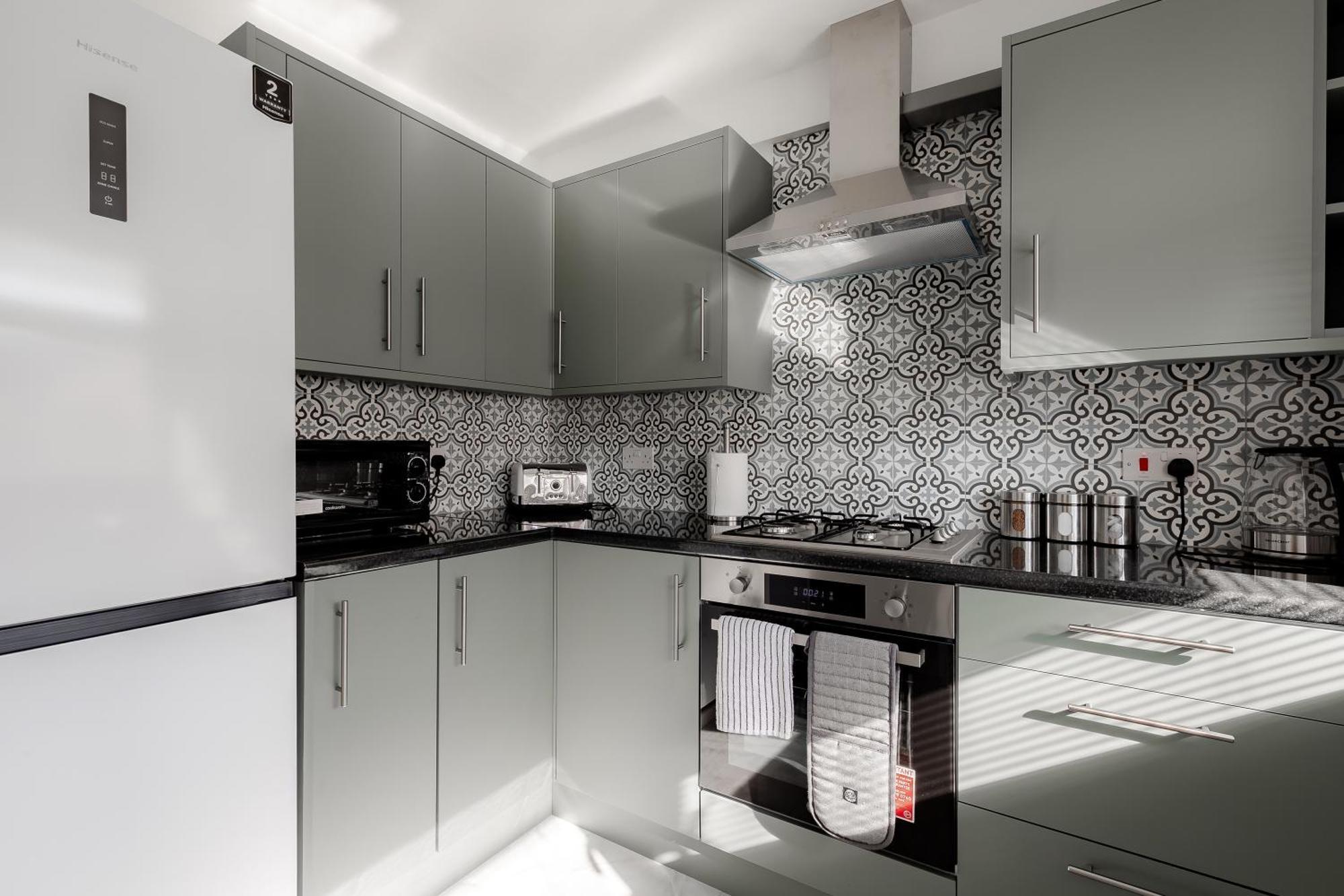 3br Off A13 , Sleeps 6, 2mins To Langdon Dlr,free Parking Apartament *
