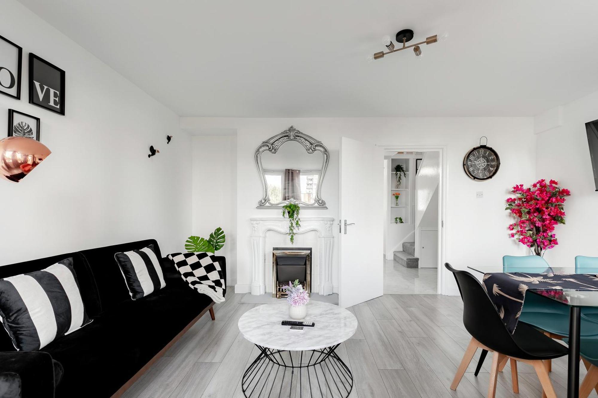 Apartament 3br Off A13 , Sleeps 6, 2mins To Langdon Dlr,free Parking *