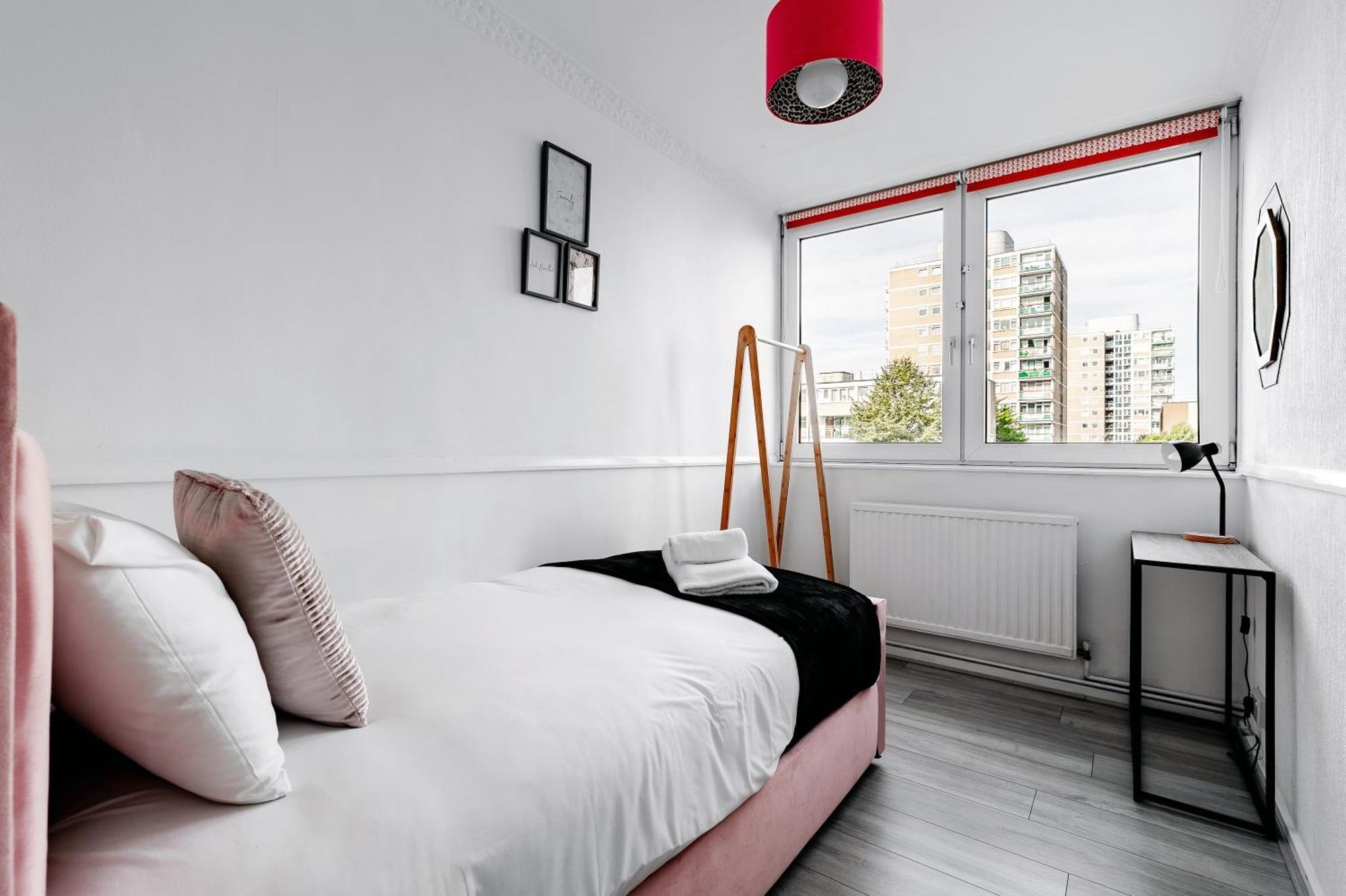 3br Off A13 , Sleeps 6, 2mins To Langdon Dlr,free Parking Apartament Londra