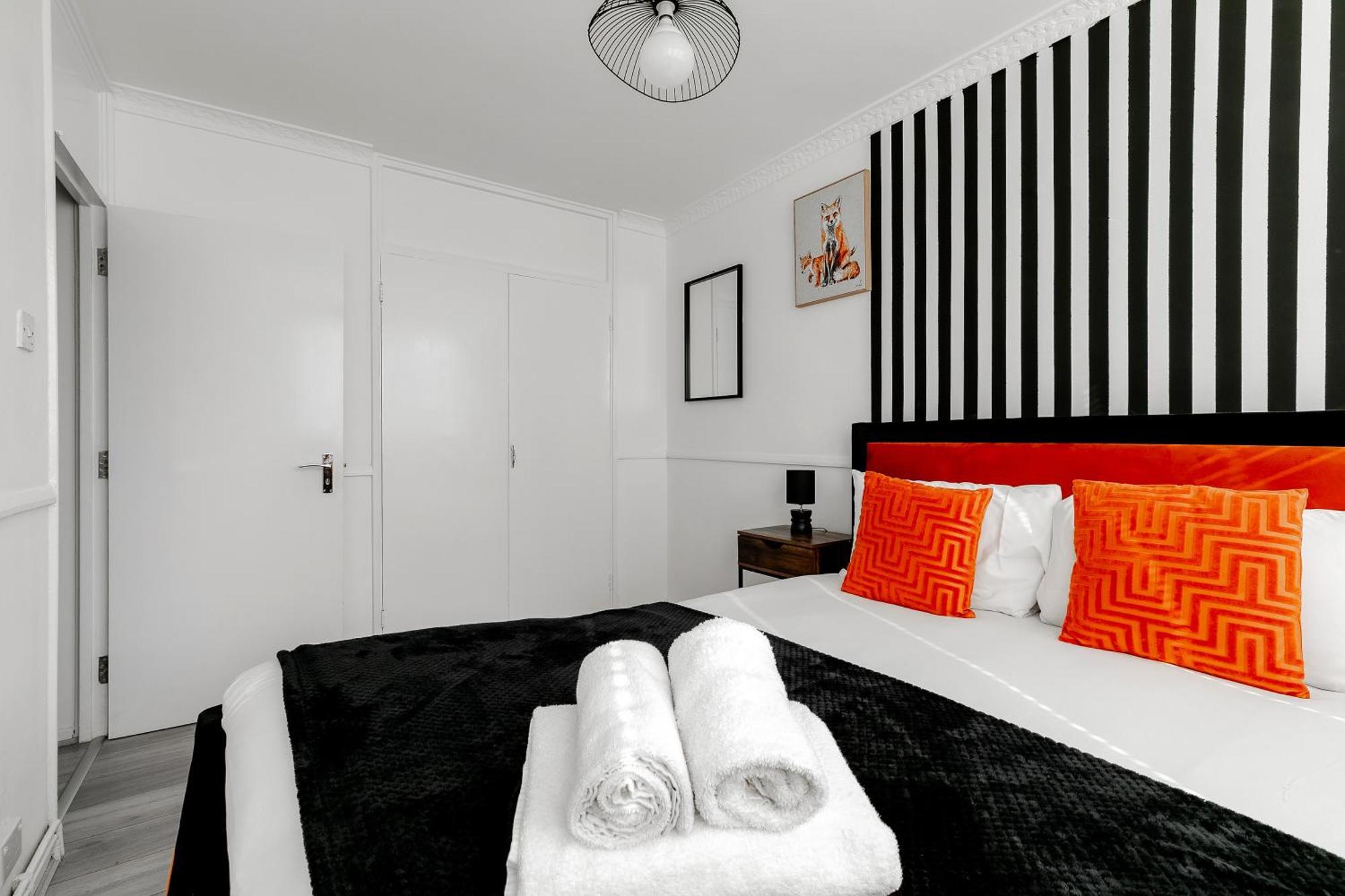 3br Off A13 , Sleeps 6, 2mins To Langdon Dlr,free Parking * Londra