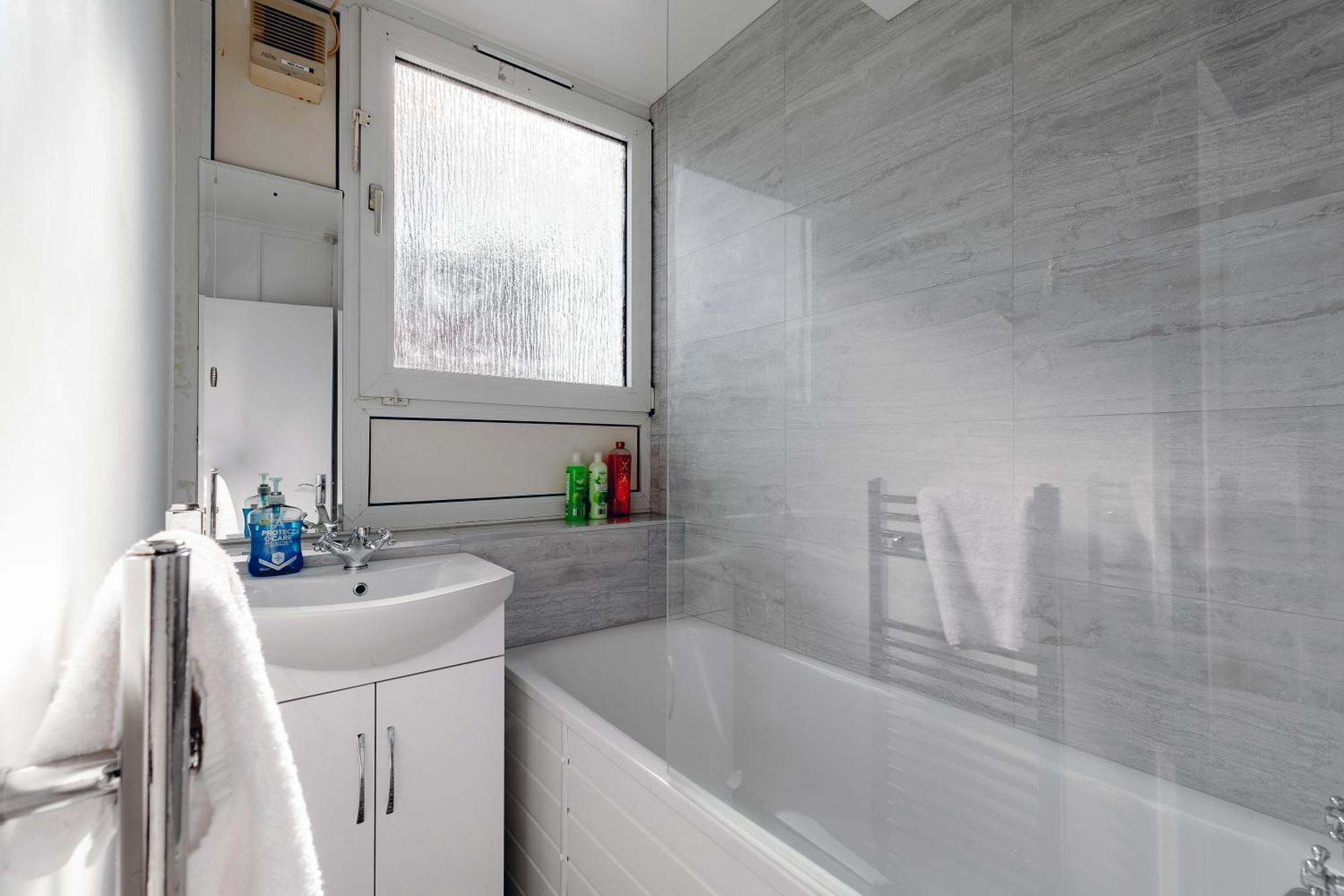 Apartament 3br Off A13 , Sleeps 6, 2mins To Langdon Dlr,free Parking