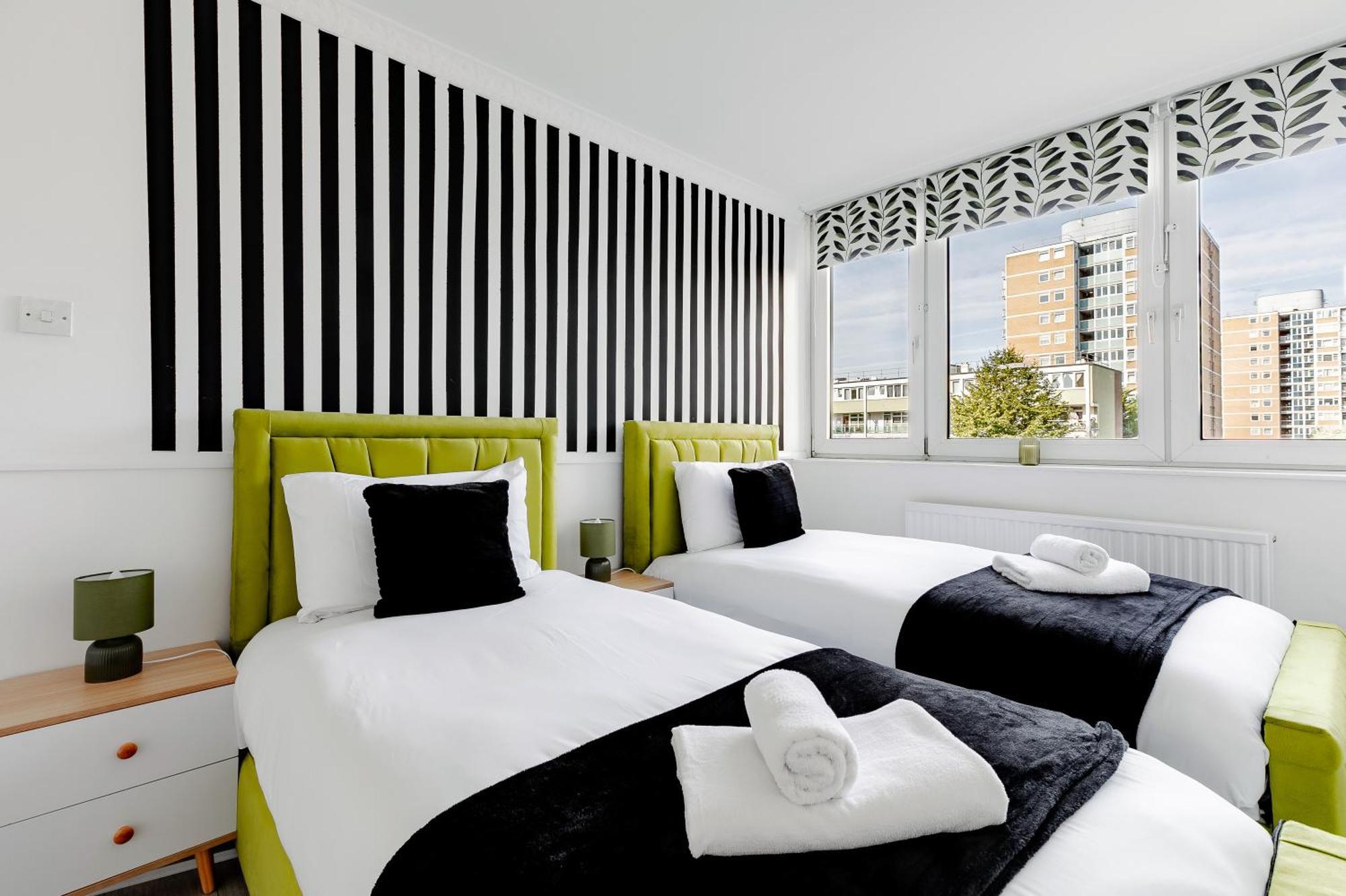 3br Off A13 , Sleeps 6, 2mins To Langdon Dlr,free Parking Apartament