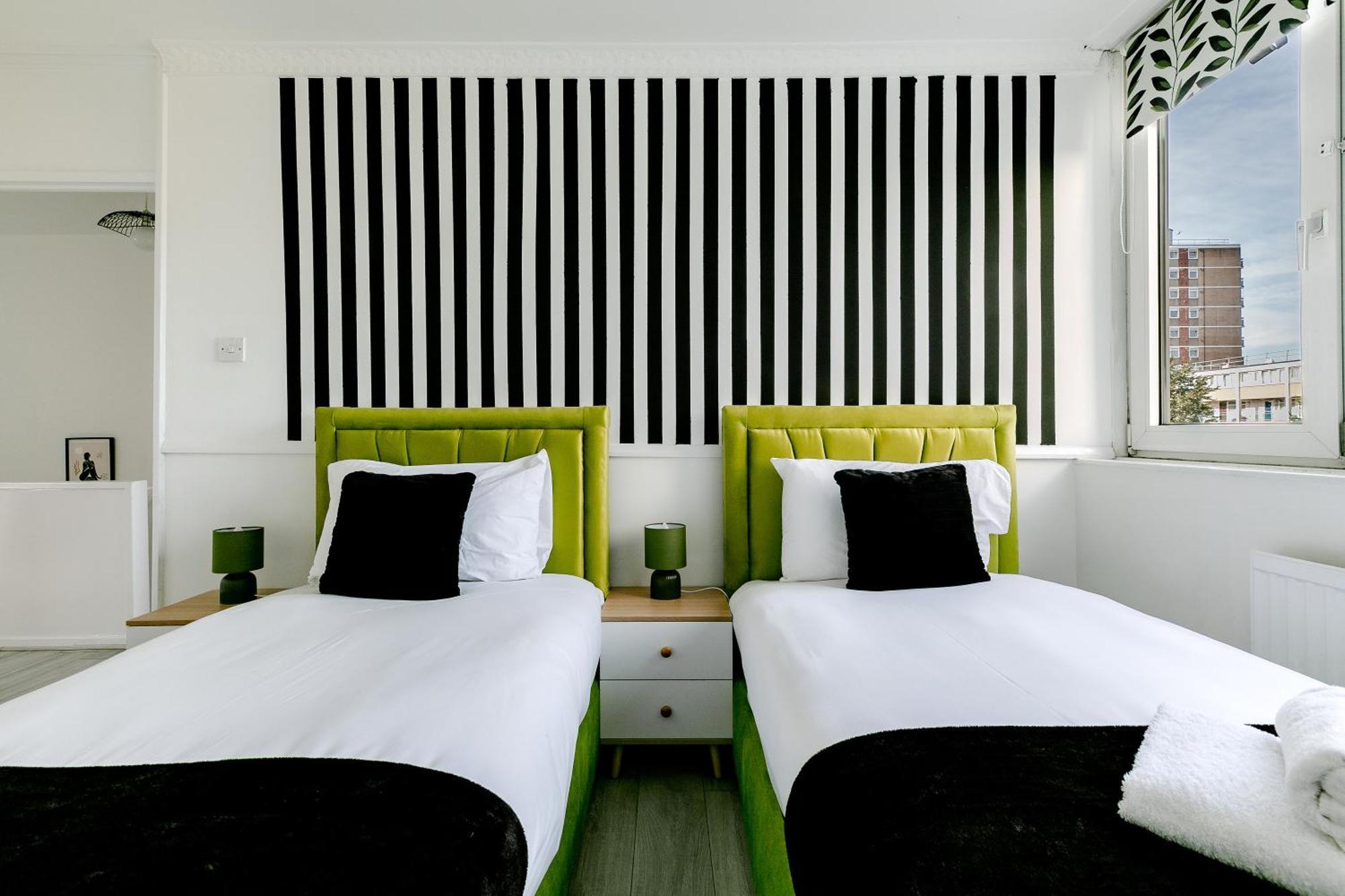 3br Off A13 , Sleeps 6, 2mins To Langdon Dlr,free Parking Apartament *