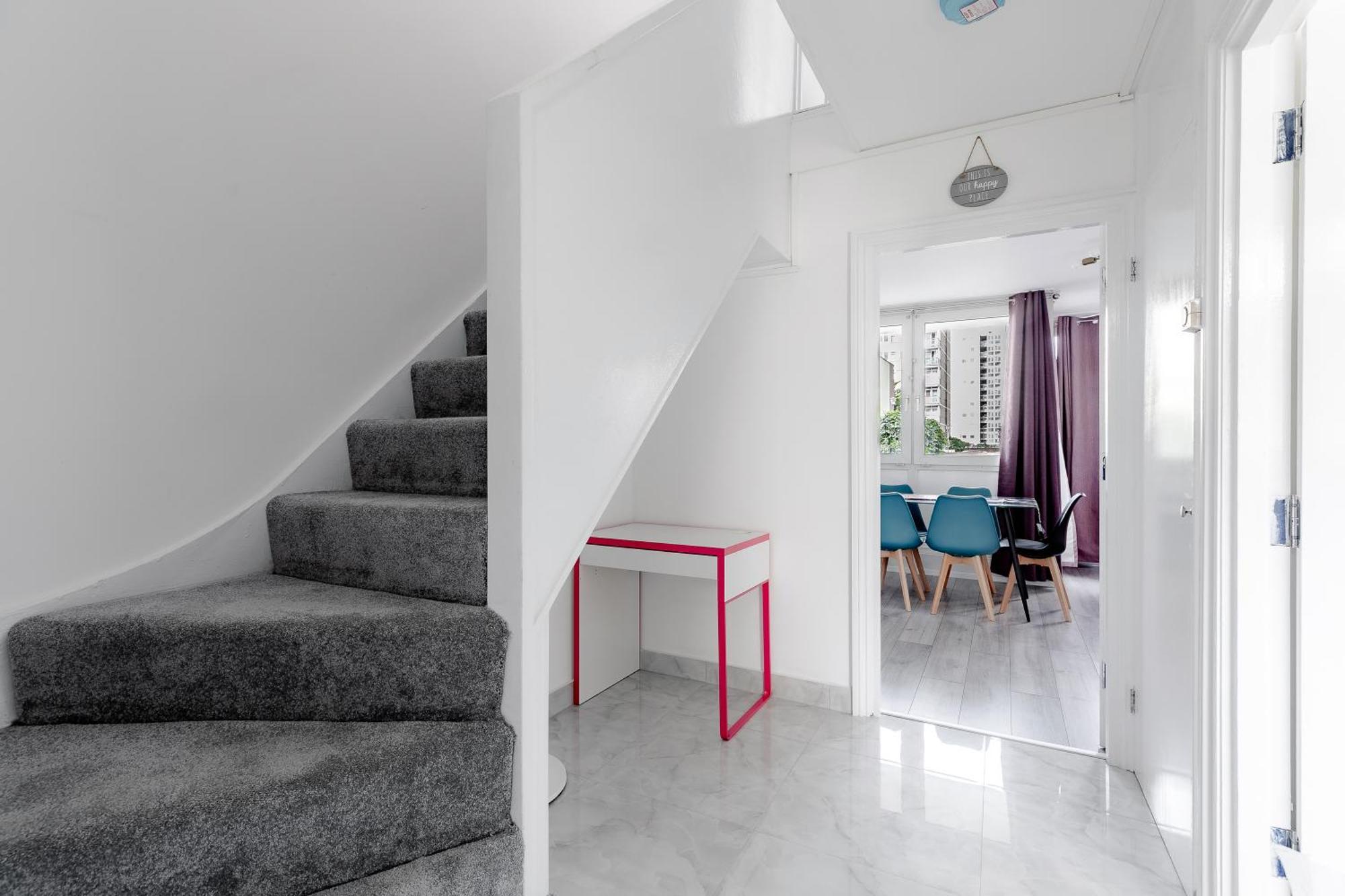 3br Off A13 , Sleeps 6, 2mins To Langdon Dlr,free Parking Apartament