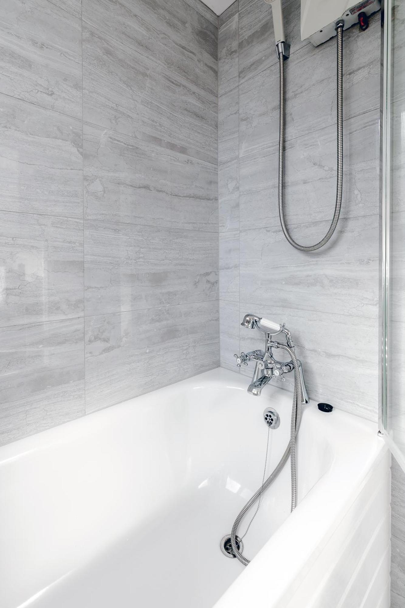 Apartament 3br Off A13 , Sleeps 6, 2mins To Langdon Dlr,free Parking *
