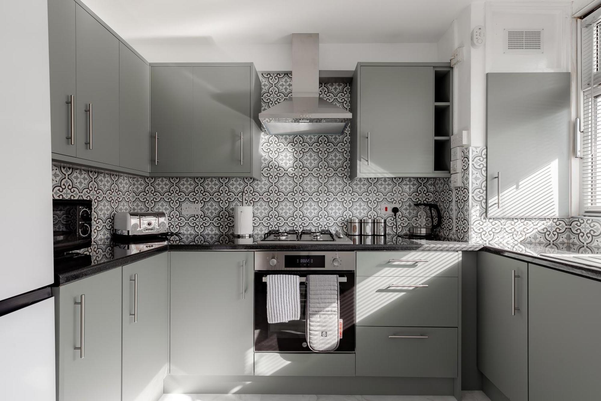 Apartament 3br Off A13 , Sleeps 6, 2mins To Langdon Dlr,free Parking