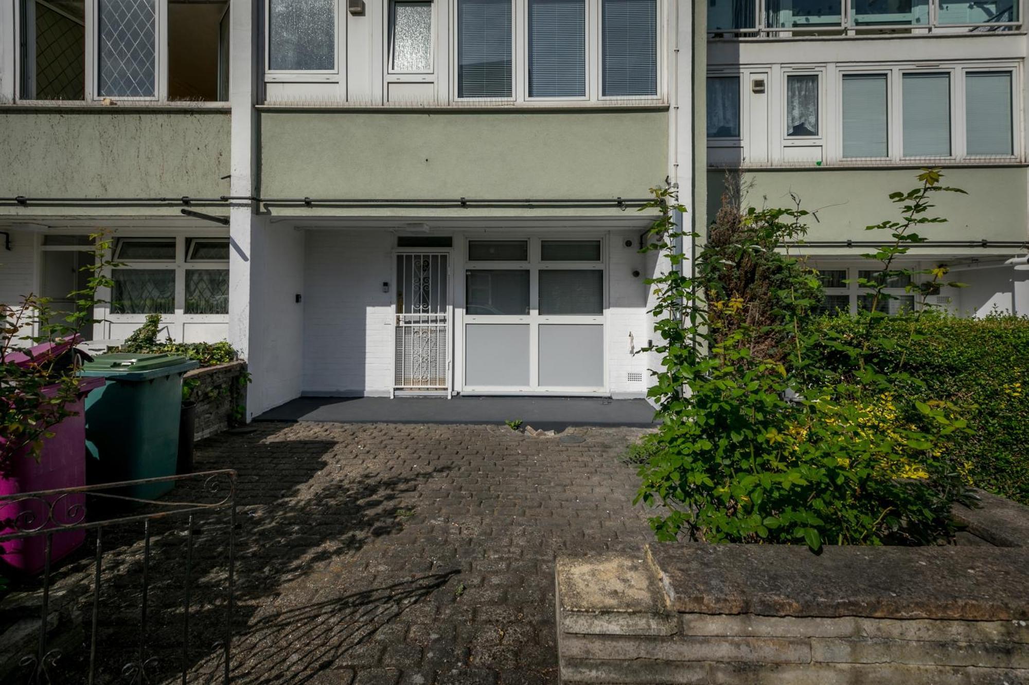 3br Off A13 , Sleeps 6, 2mins To Langdon Dlr,free Parking Londra