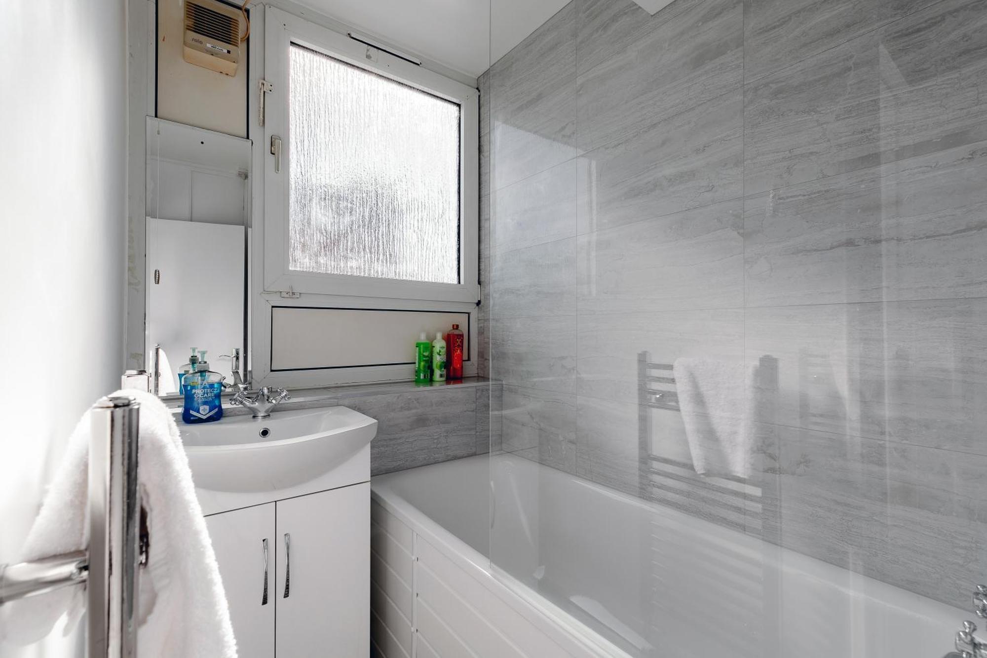 3br Off A13 , Sleeps 6, 2mins To Langdon Dlr,free Parking Apartament
